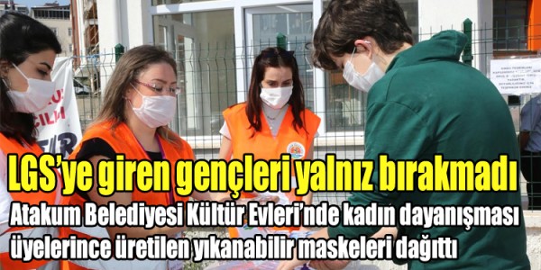 Atakum Belediyesi Kültür Evleri’nde kadın dayanışması üyelerince üretilen maskeleri dağıttı