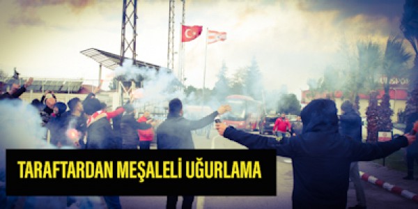 TARAFTARDAN MEŞALELİ UĞURLAMA