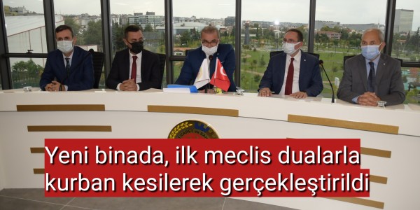 Yeni binada, ilk meclis dualarla kurban kesilerek gerçekleştirildi
