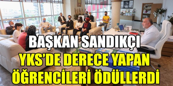 BAŞKAN SANDIKÇI YKS’DE DERECE YAPAN ÖĞRENCİLERİ ÖDÜLLERDİ