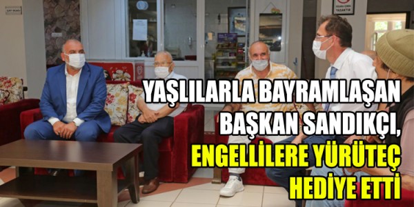 YAŞLILARLA BAYRAMLAŞAN BAŞKAN SANDIKÇI, ENGELLİLERE YÜRÜTEÇ HEDİYE ETTİ