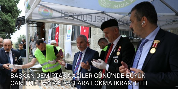 BAŞKAN DEMİRTAŞ GAZİLER GÜNÜ’NDE BÜYÜK CAMİİ’NDE VATANDAŞLARA LOKMA İKRAM ETTİ