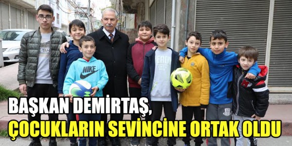 BAŞKAN DEMİRTAŞ, KENDİSİNDEN FUTBOL TOPU İSTEYEN ÇOCUKLARIN SEVİNCİNE ORTAK OLDU