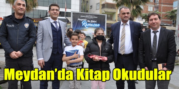 Meydan’da Kitap Okudular