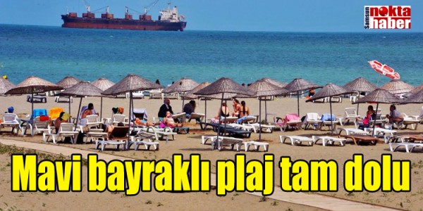 Mavi bayraklı plaj tam dolu