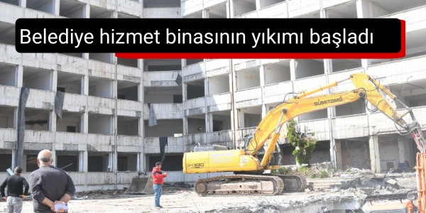Belediye hizmet binasının yıkımı başladı